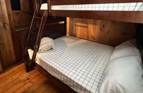 Weirs Beach Cottage | Adorable Cozy Cottage in Laconia