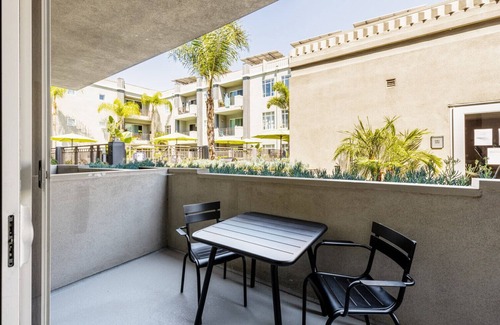 Palms Apartment | Adorable Culver City 1BR w/W/D, Gym, Pool, Walk to Shops, by Blueground