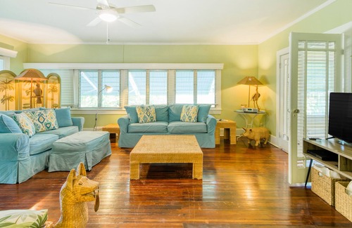Tarpon River House | Adorable, dog-friendly home with a large yard, AC, washer/dryer, & fast WiFi