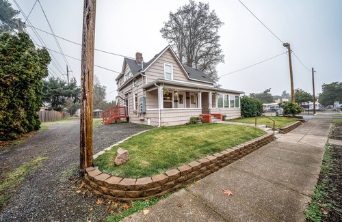 Springfield House | Adorable dog-friendly duplex near Main Street with full kitchen