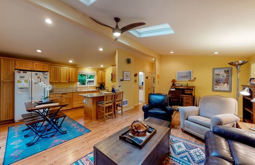 Manzanita House | Adorable dog-friendly home with gas grill, gas fireplace & private back patio
