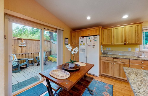 Manzanita House | Adorable dog-friendly home with gas grill, gas fireplace & private back patio