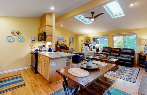 Manzanita House | Adorable dog-friendly home with gas grill, gas fireplace & private back patio