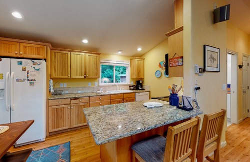 Manzanita House | Adorable dog-friendly home with gas grill, gas fireplace & private back patio