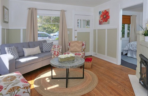 Oak Park House | Adorable Downtown Cottage, Great Gated Yard, Parking, Walk Everywhere