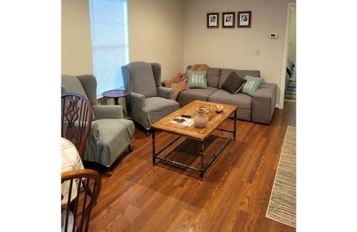 Stonehouse House | Adorable guest house close to everything!