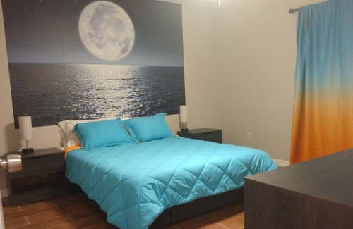 St. Petersburg House | Adorable Historic Home! Free Parking! 400MBPS WIFI!