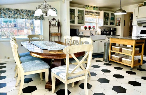 Sandpoint House | Adorable Lake Street Cottage ~ Walk to town ~ Bikes included!