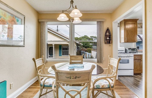 Navy Point House | Adorable Navy Point Cottage - Pet Friendly - Conveniently Located - Watch The Blue Angels Practice
