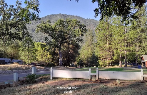 Oakhurst House | Adorable Relaxing Retreat.