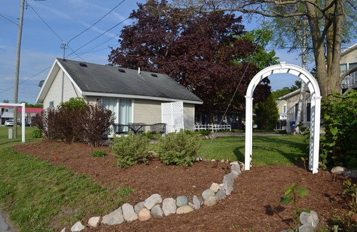 Suttons Bay Cottage | Adorable studio cottage in Suttons Bay. Air conditioning. Pet friendly.