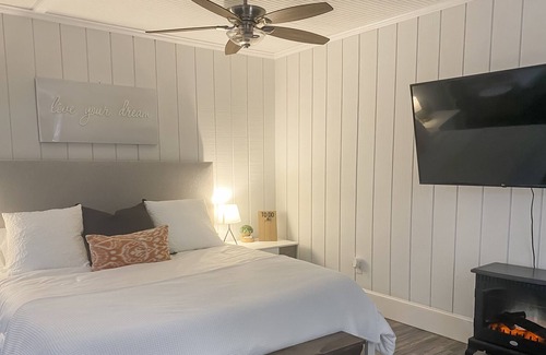 South Seminole Heights House | Adorable Studio Guesthouse/Bungalow in Downtown Tampa