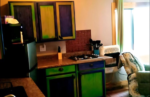 Southside Apartment | Adorable Studio with free parking on property