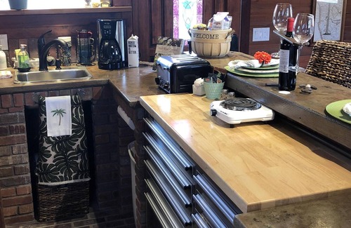 Atascadero House | Adorable tiny home within minutes from wineries and 20 miles to the beach