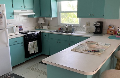 Mid Island House | Adorable Tropical Getaway Just Steps From The Beach. Gulf Views And New Pool!