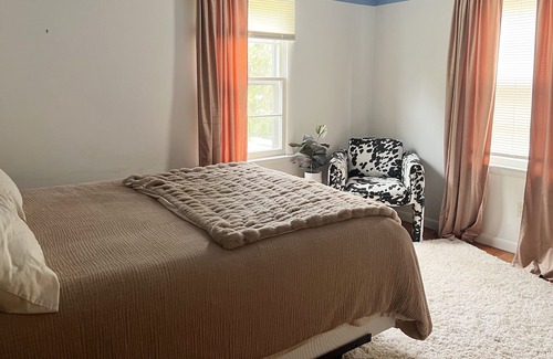 Belmont Apartment | Adorable two-bedroom in Belmont neighborhood