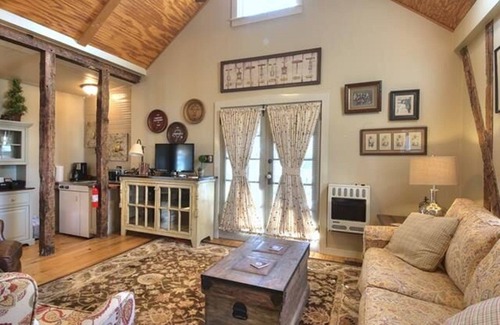 Augusta Cottage | Adorable Two-Person Bungalow nestled in the cozy town of Augusta, MO!