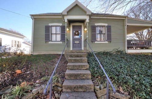 Augusta Cottage | Adorable Two-Person Bungalow nestled in the cozy town of Augusta, MO!