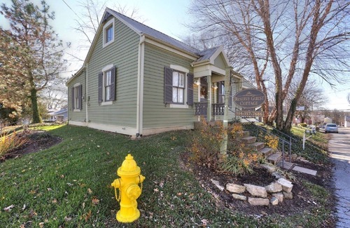 Augusta Cottage | Adorable Two-Person Bungalow nestled in the cozy town of Augusta, MO!