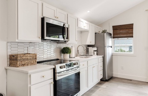 Fountain Inn Cottage | Adorable Upscale cottage in Downtown Fountain Inn.