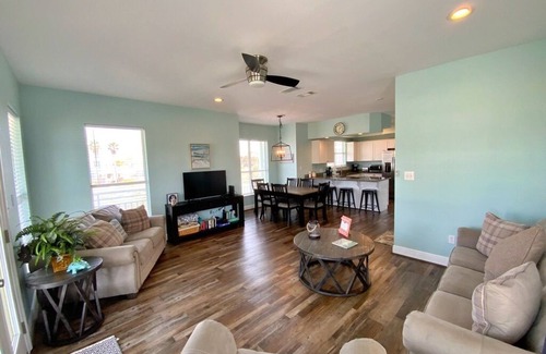 Morgantown House | Adorable w/Views! Tennis/Pickleball/Pools