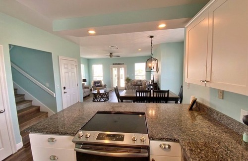 Morgantown House | Adorable w/Views! Tennis/Pickleball/Pools