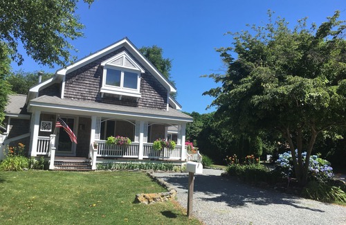 Bonnet Shores House | Adorable, Warm & Hospitable Cottage, easy walk to Kelly beach & oh so charming!
