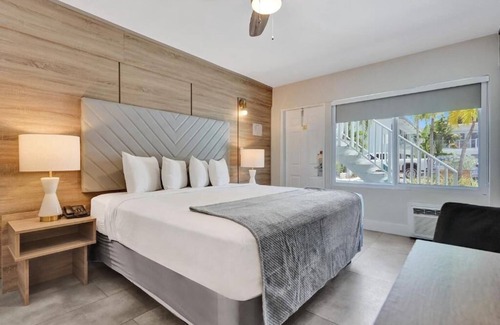 Galt Mile Hotel | Adult-only King Room in The Garden Hotel – Steps from Fort Lauderdale Beach