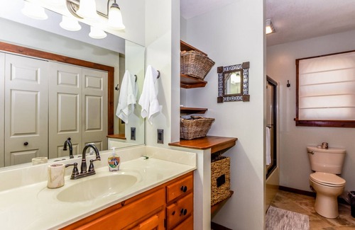 Townsend Cottage | ADVENTURE AWAITS a cozy mountain cottage with carport, WiFi, & FREE POOL ACCESS