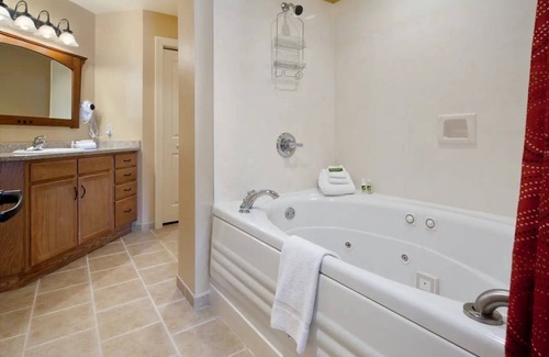 Gatlinburg Resort | Adventure Awaits at Our 1BR Gatlinburg Getaway – Walk, Splash, Explore!