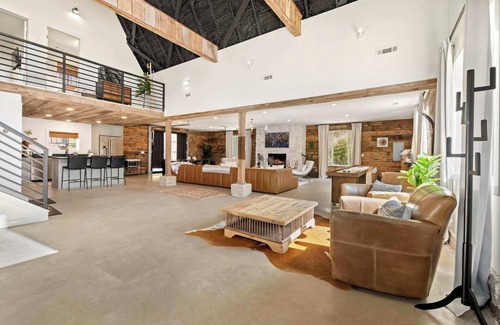 Bella Vista House | Adventure Barn-On HGTV "Fixer to Fab"-Access MTB