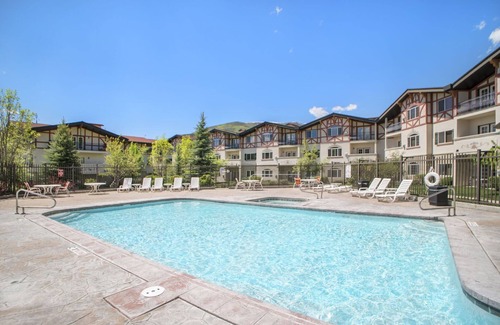 Midway Villa | Adventure Hub~Backcountry Ski|Snowmobile|Scuba Diving Villa 3049-1
