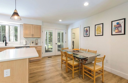 Great Barrington House | Adventure Ready Ranch Sleeps 10 & 0.7 mi to GB Main St. Wi-Fi + HOT TUB.