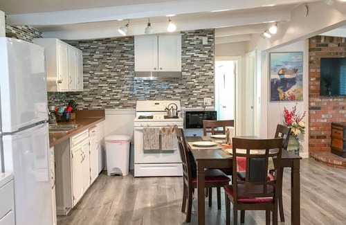 Brookings Apartment | Adventure & Relax "Lee's Harbor Inn Unit A"