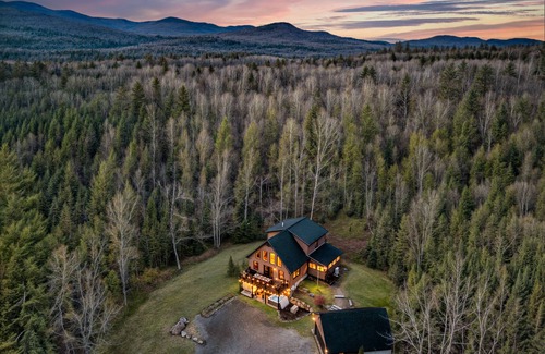 Sunday River Area Cabin | Adventure&Wellness ~Hot Tub ~Sauna ~Yoga+Weights ~Theater ~15min to Sunday River