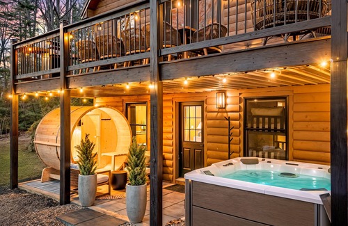 Sunday River Area Cabin | Adventure&Wellness ~Hot Tub ~Sauna ~Yoga+Weights ~Theater ~15min to Sunday River