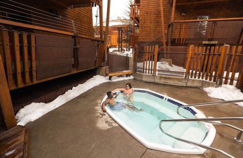 Truckee Hotel | Adventurer's Base w/Outdoor Hot Tub & Sauna - Minutes from Skiing Trails