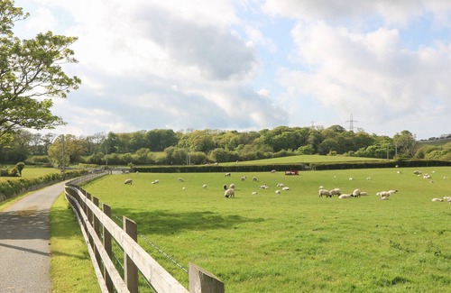 Llanfechell Cottage | ADWY'R DDÔL, family friendly, with hot tub in Llanfechell