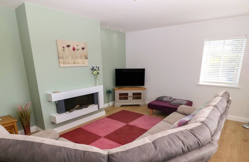 Llanfechell Cottage | ADWY'R DDÔL, family friendly, with hot tub in Llanfechell