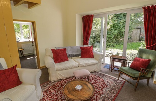 Menai Bridge Cottage | AEL Y BRYN, pet friendly, character holiday cottage in Menai Bridge