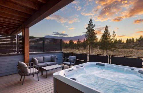 Bend House | Aerie Chic 4 Unit Buyout 10BDR Hot Tub Mountain Views Mins to Downtown