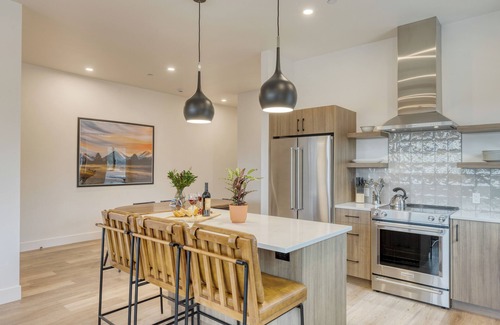 Bend House | Aerie Luxe 4 Unit Buyout | 10BDR, Mins to Old Bend | Hot Tub + Mountain Views