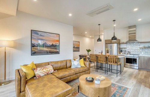 Bend House | Aerie Luxe 4 Unit Buyout | 10BDR, Mins to Old Bend | Hot Tub + Mountain Views