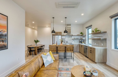 Bend House | Aerie Luxe 4 Unit Buyout | 10BDR, Mins to Old Bend | Hot Tub + Mountain Views