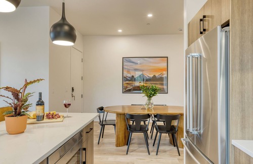 Bend House | Aerie Luxe 4 Unit Buyout | 10BDR, Mins to Old Bend | Hot Tub + Mountain Views