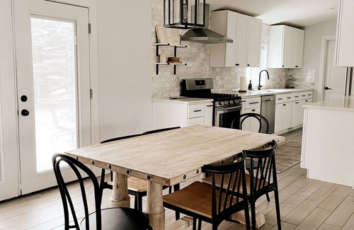 Troy House | Aesthetic ranch style home with modern furnishings