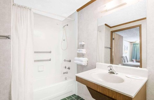 Summit Resort | Affordability Meets Comfort in the Knights Inn Ashland! Pool, Pet-Friendly!