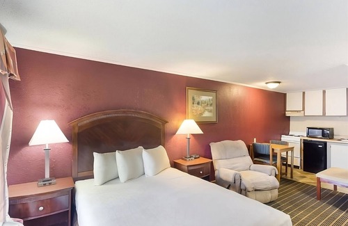 Summit Resort | Affordability Meets Comfort in the Knights Inn Ashland! Pool, Pet-Friendly!