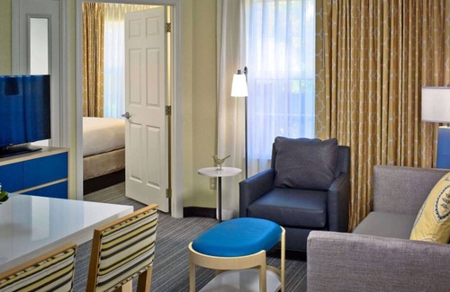 Sharonville House | Affordability Meets Comfort! Free Breakfast & Parking, Minutes to Cincinnati Zoo