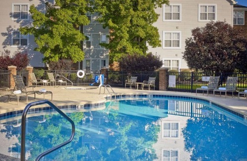 Sharonville House | Affordability Meets Comfort! Free Breakfast & Parking, Minutes to Cincinnati Zoo